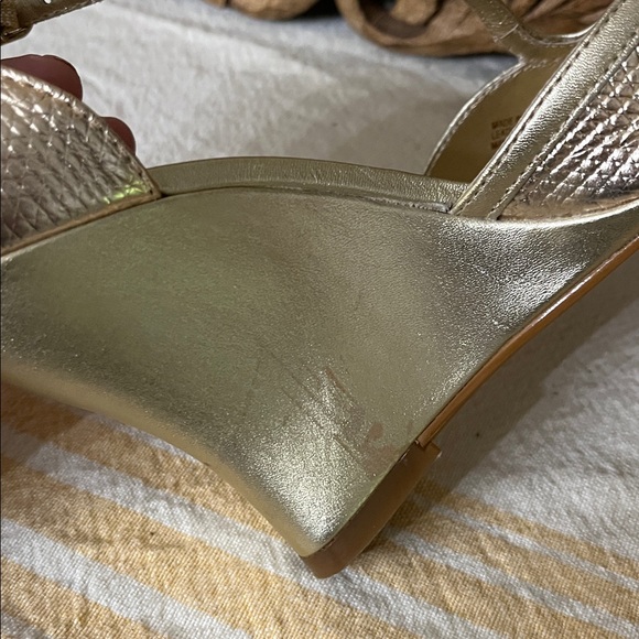 Lilly Pulitzer Metallic Gold Janie Wedges sz 7
Lilly02 - Picture 6 of 9